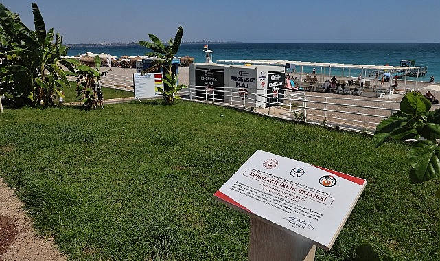 Antalya Büyükşehir Belediyesi tarafından engelli vatandaşların rahat bir şekilde denize