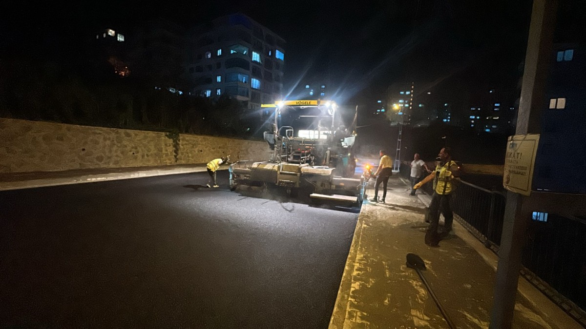 Büyükşehir Belediyesi, şehir genelinde başlattığı yol çalışmalarını sürdürüyor. Ekipler, aydınlatmanın