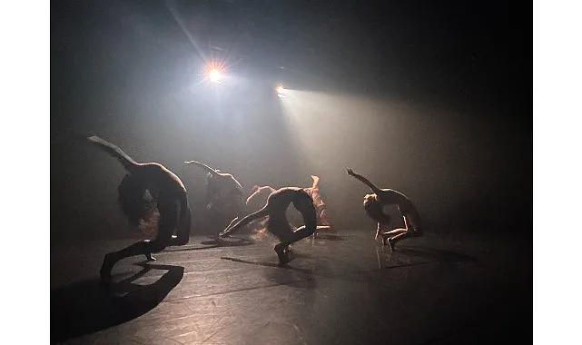Kadın bedeninin gücünü, direncini ve dayanışmasını görünür kılan performans, 25