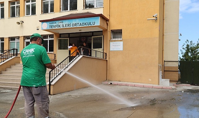 Canik Belediyesi, yeni eğitim öğretim yılı öncesi ilçedeki okullarda temizlik