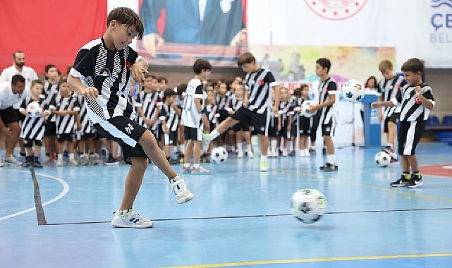 Çeşme Belediyesinin geleneksel hâle getirdiği Yaz Spor Okulu, düzenlenen renkli sertifika töreniyle