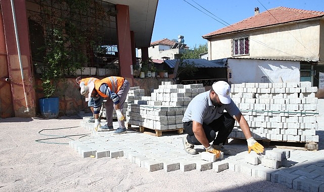 Çiğli Belediyesi, mahallelerde yol, temizlik ve parke taşı döşeme çalışmalarına