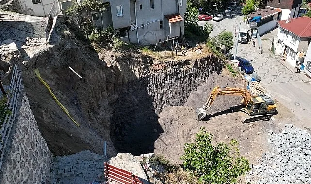 Gölcük Belediyesi, Yukarı Değirmendere’de meydana gelen toprak kayması sonrasında gerekli