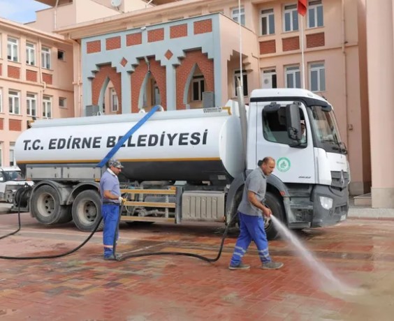 Edirne'deki çalışmalar kapsamında yerel belediye tarafından okul bahçesi ve çevresinde