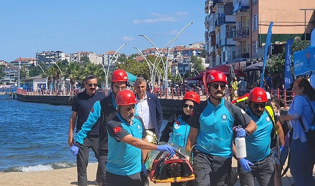 Gölcük’te, 17 Ağustos 1999 depreminin yıldönümünde kamu kurumları ve arama