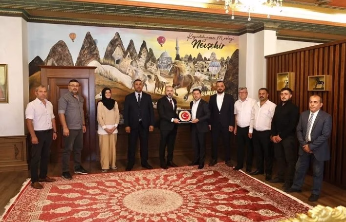 Hizmet-İş Nevşehir Şube Başkanı Faruk Fazlıoğlu, yönetim kurulu üyeleri ve