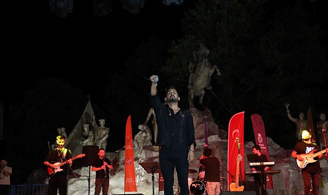 İnegöl Belediyesi’nin yaz etkinlikleri kapsamında düzenlenen Aydın Şahin konseri büyük