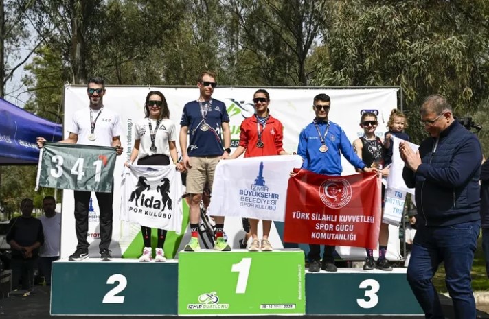 İzmir Büyükşehir Belediyesi Spor Kulübü, triatlon branşındaki başarılarıyla dikkat çekmeye