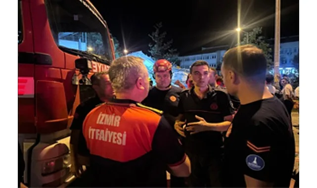 İzmir Büyükşehir Belediyesi İtfaiye Dairesi Başkanlığı ekipleri, dün akşam saatlerinde