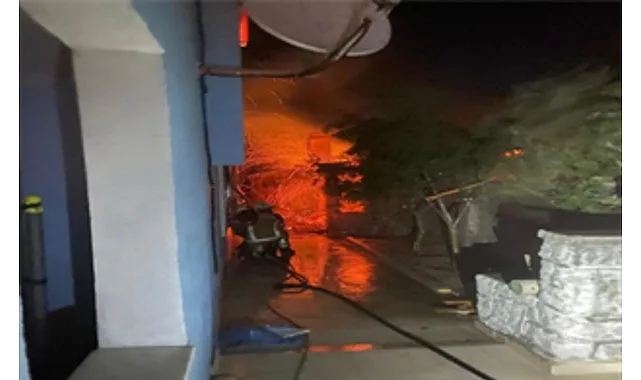 İzmir’in Dikili ilçesine bağlı Çandarlı Mahallesi’ndeki bir sitede gece yarısı
