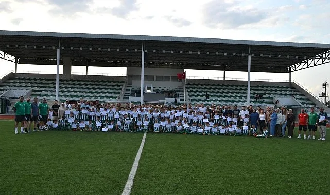 İznikspor’un 2025 yılı Yaz Futbol Okulu başarıyla tamamlandı.