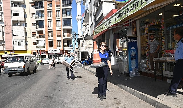 Karabağlar Belediyesi Zabıta Müdürlüğü ekipleri, ilçe genelinde kaldırım ve yol