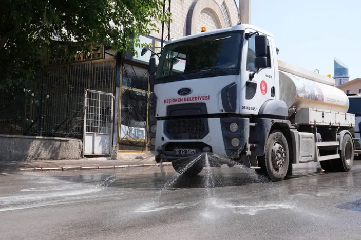 Ankara’da Keçiören Belediyesi ekipleri, ilçe genelinde cadde, sokak, park ve