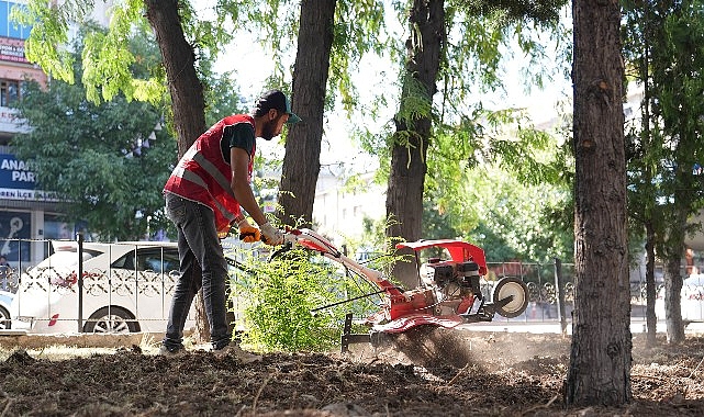 Keçiören Belediyesi, ilçe genelinde yürüttüğü kapsamlı peyzaj ve temizlik çalışmalarıyla