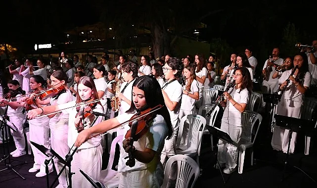 Kemer Belediyesi Gençlik Orkestrası Şefi Furkan Üstündağ yönetimindeki Kemer Belediyesi