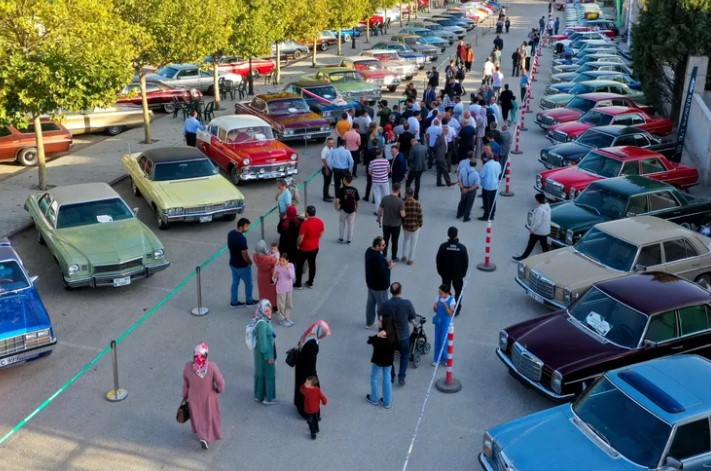 Konya’da Meram Belediyesi, klasik otomobil tutkunlarını buluşturan “Klasik Otomobil Sergisi”ni