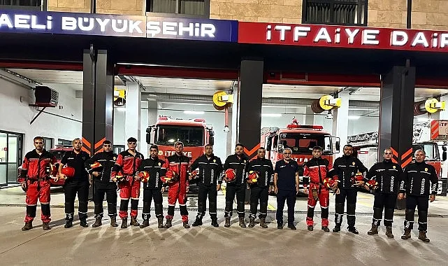 Kocaeli Büyükşehir Belediye Başkanı Doç.Dr.Tahir Büyükakın 6.1 şiddetindeki depremle sarsılan