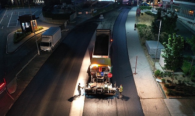 Küçükçekmece Belediyesi ilçenin çeşitli mahallelerinde sürdürdüğü asfalt yama ve asfalt