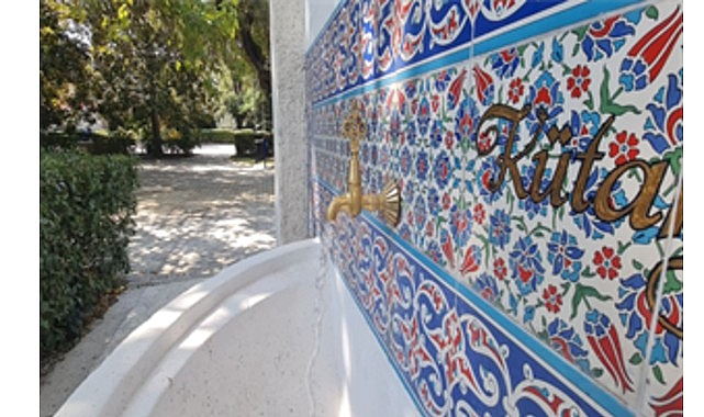 İzmir Büyükşehir Belediyesi, Kültürpark’ın 58 yıllık simgesi Çinili Çeşme’yi yeniledi.