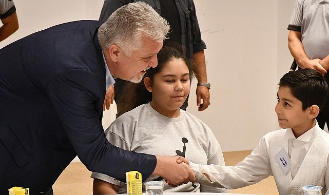 Lüleburgaz Belediyesi’nin geleneksel Sünnet Şenliği Lüleburgaz Yıldızları Sanat Akademisi’nde gerçekleştirildi.