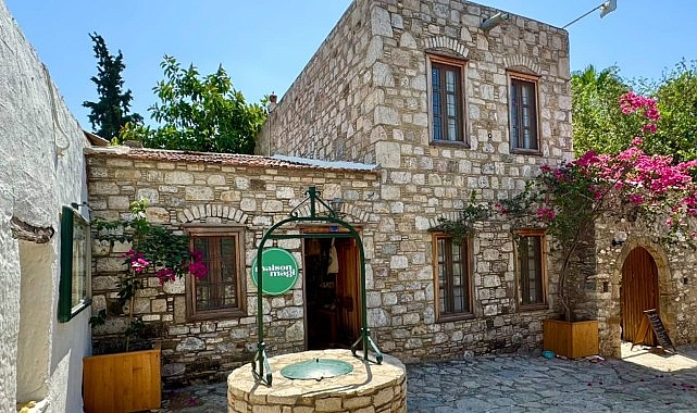 Maison Magi, sonbaharın dingin ruhunu Eski Datça’nın taş sokaklarından yansıtarak