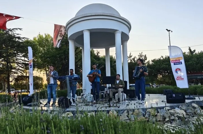 Maltepe'de açık hava yazlık sinema gösterimleri Ağustos ayında oldukça dolu.