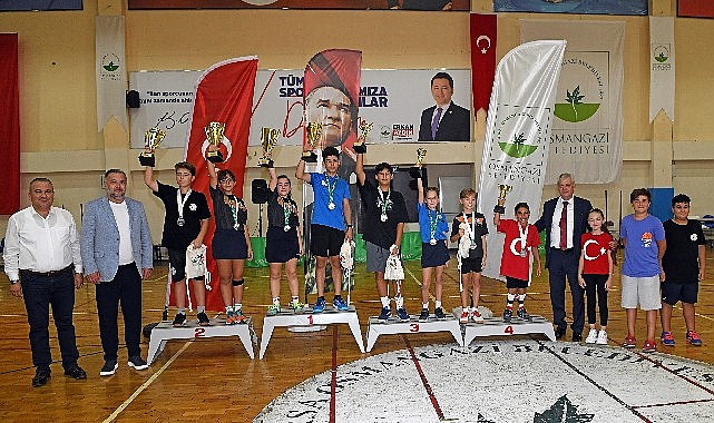 Zafer Bayramı coşkusunu sporla buluşturan Osmangazi Belediyesi, düzenlediği masa tenisi