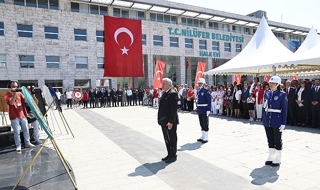 Nilüfer Belediyesi 30 Ağustos Zafer Bayramı’nı Cumhuriyet Meydanı’ndaki törenle kutladı. 