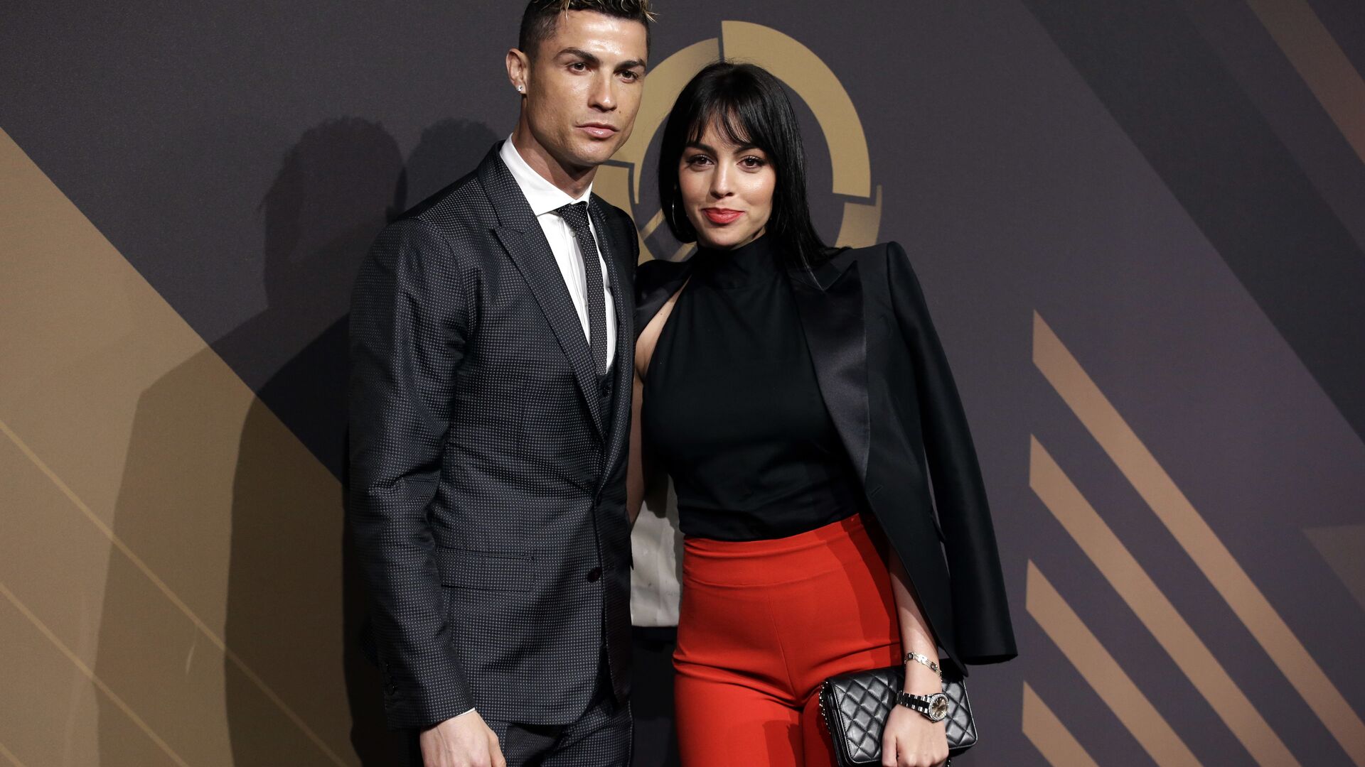 Cristiano Ronaldo, 2016'da Gucci mağazasında tanıştığı 9 yıllık sevgilisi Georgina