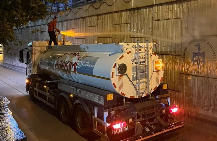 Kocaeli halkına en iyi hizmeti verebilmek adına bozuk yolları onaran,