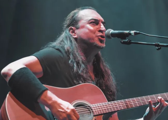 Türk rock müziğinin sevilen ismi Ogün Sanlısoy, Urla'nın eşsiz atmosferinde