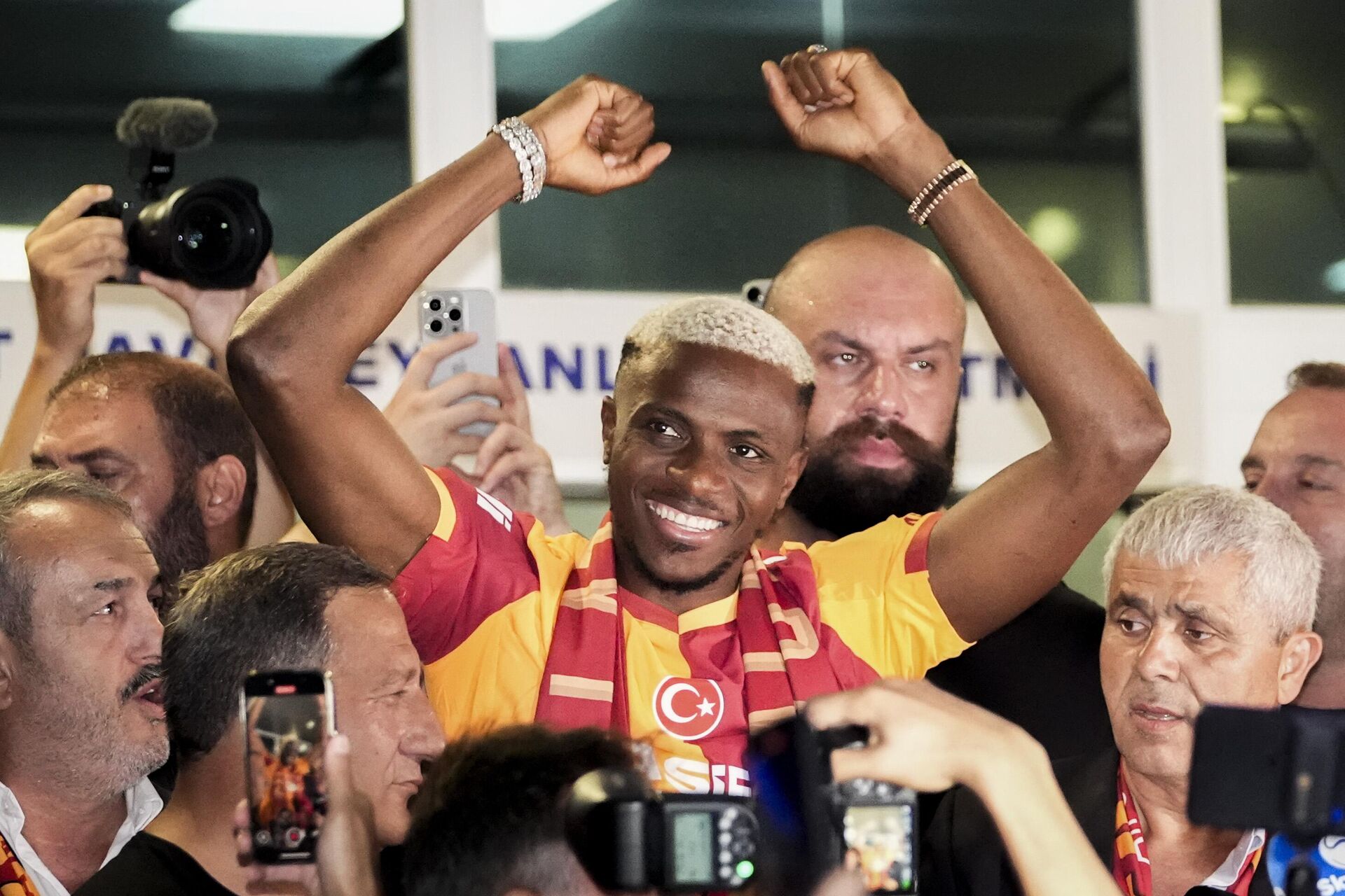 yaz-doneminin-en-pahali-transferleri-belli-oldu-osimhen-listeye-girdi
