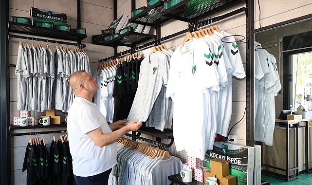 Kocaeli Büyükşehir Belediyesi’nden Kocaelispor’a tam destek sürüyor. Taraftarların Yeşil-Siyahlı forma