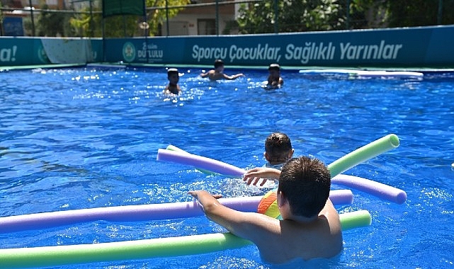 Manisa Büyükşehir Belediyesi, yaz mevsiminde çocuklara yönelik kurduğu portatif havuzlar