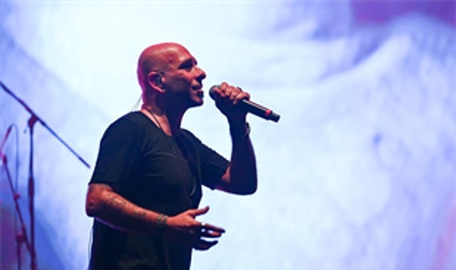 İzmir Enternasyonal Fuarı kapsamında düzenlenen Çim Konserleri’nde Türk rock müziğinin
