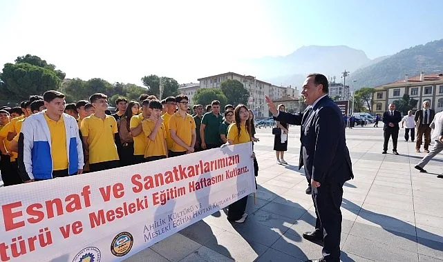 Manisa'da 38. Ahilik Haftası, Cumhuriyet Meydanı’nda düzenlenen törenle başladı. 22-28