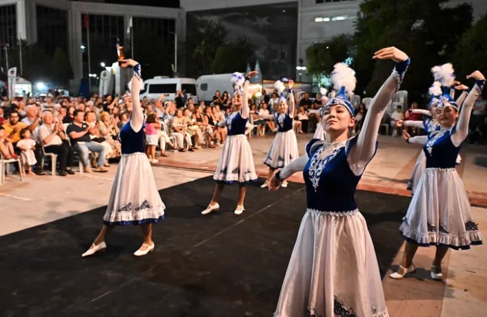 Antalya Muratpaşa Belediyesi’nin düzenlediği 9. Yöreler Renkler Festivali’nin Komşu Ülkeler