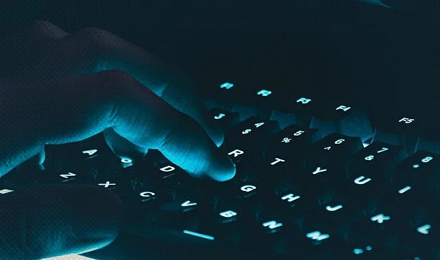 Araştırmalar,  çalınan kimlik bilgilerinin kullanımının siber suçluların ilk erişimi elde