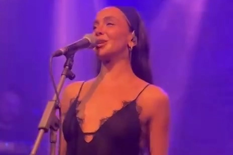 Sahne performansı ve güçlü vokaliyle müzik dünyasında hızla yükselen Aybüke
