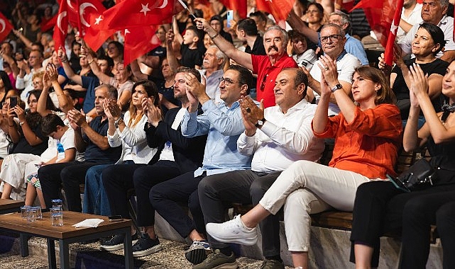 Türk Halk Müziği’nin sevilen seslerinden Sevcan Orhan, Zafer Bayramı kutlamaları