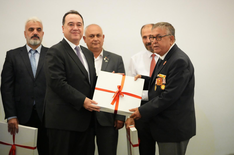 baskan-dutlulu-manisada-sehit-yakinlari-ve-gazilerle-bulustu