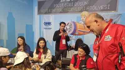 Canik Belediye Başkanı İbrahim Sandıkçı, TEKNOFEST İstanbul'da gençlerle bir araya