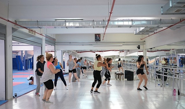 Bayraklı Belediyesinin yaz spor okulları bu yıl da yoğun ilgi