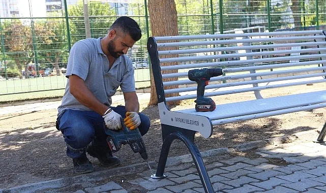 Bayraklı Belediyesi Park ve Bahçeler Müdürlüğü, ilçedeki parklarda kapsamlı bakım