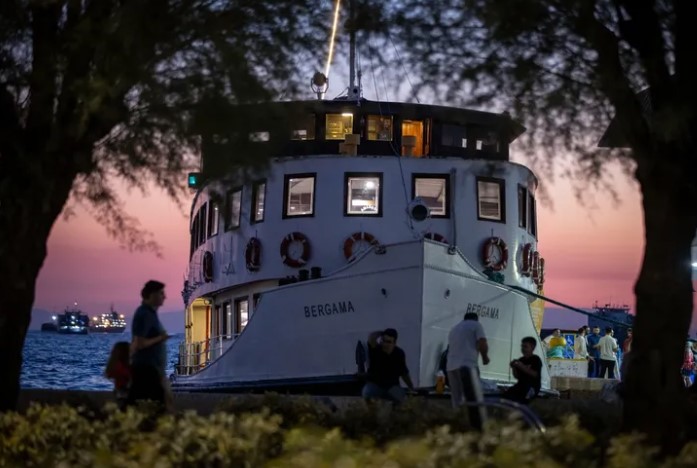 İzmir Büyükşehir Belediyesi’nin şehrin simgelerinden tarihi Bergama Vapuru ile düzenlediği
