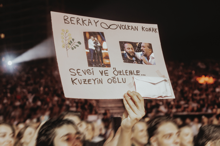 berkay-yaz-sezonunu-unutulmaz-bir-geceyle-kapatti