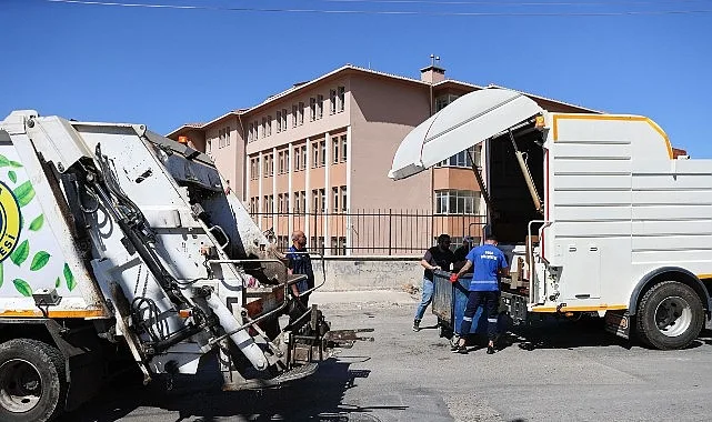 Buca Belediyesi, ilçe genelinde 24 saat esasına göre yürüttüğü temizlik