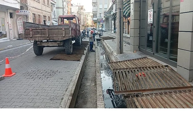 Burhaniye Belediyesi Temizlik İşleri Müdürlüğü ekiplerince ilçe genelinde mazgal ve