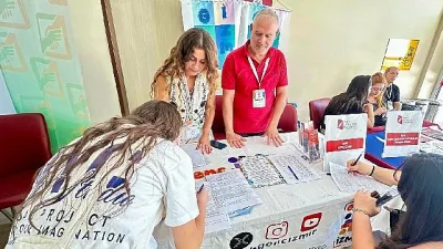 İzmir Büyükşehir Belediyesi bünyesinde faaliyet gösteren Genç İzmir ekipleri “Kampüsteyiz”