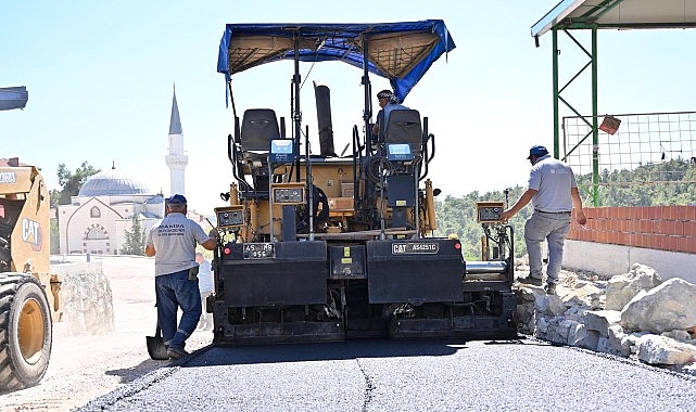 Merkezde ve ilçelerde sıcak asfalt serim seferberliği başlatan Manisa Büyükşehir